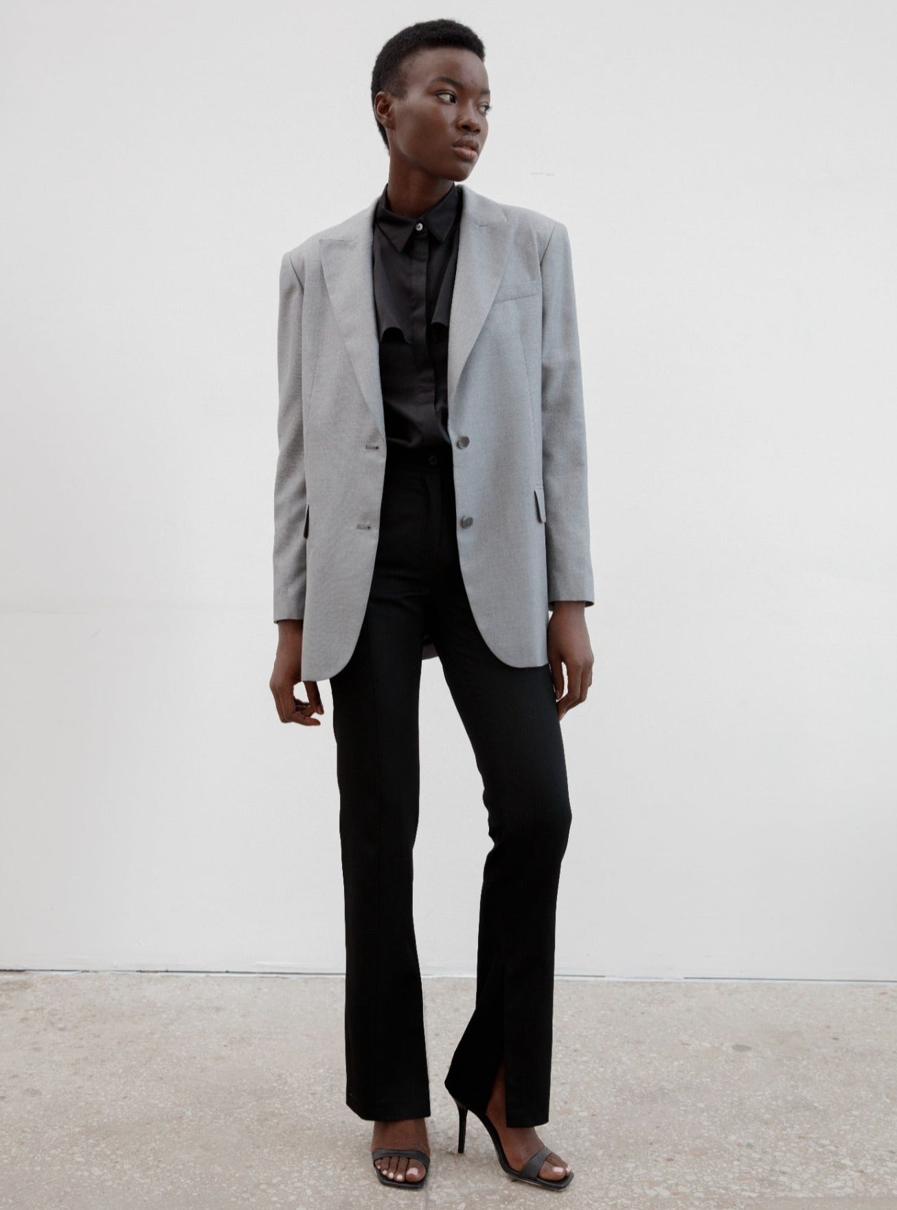 Sustainable fashion, oversized grey blazer, single breasted, 100% silk Seri.Co fabric, multifunctional blazer